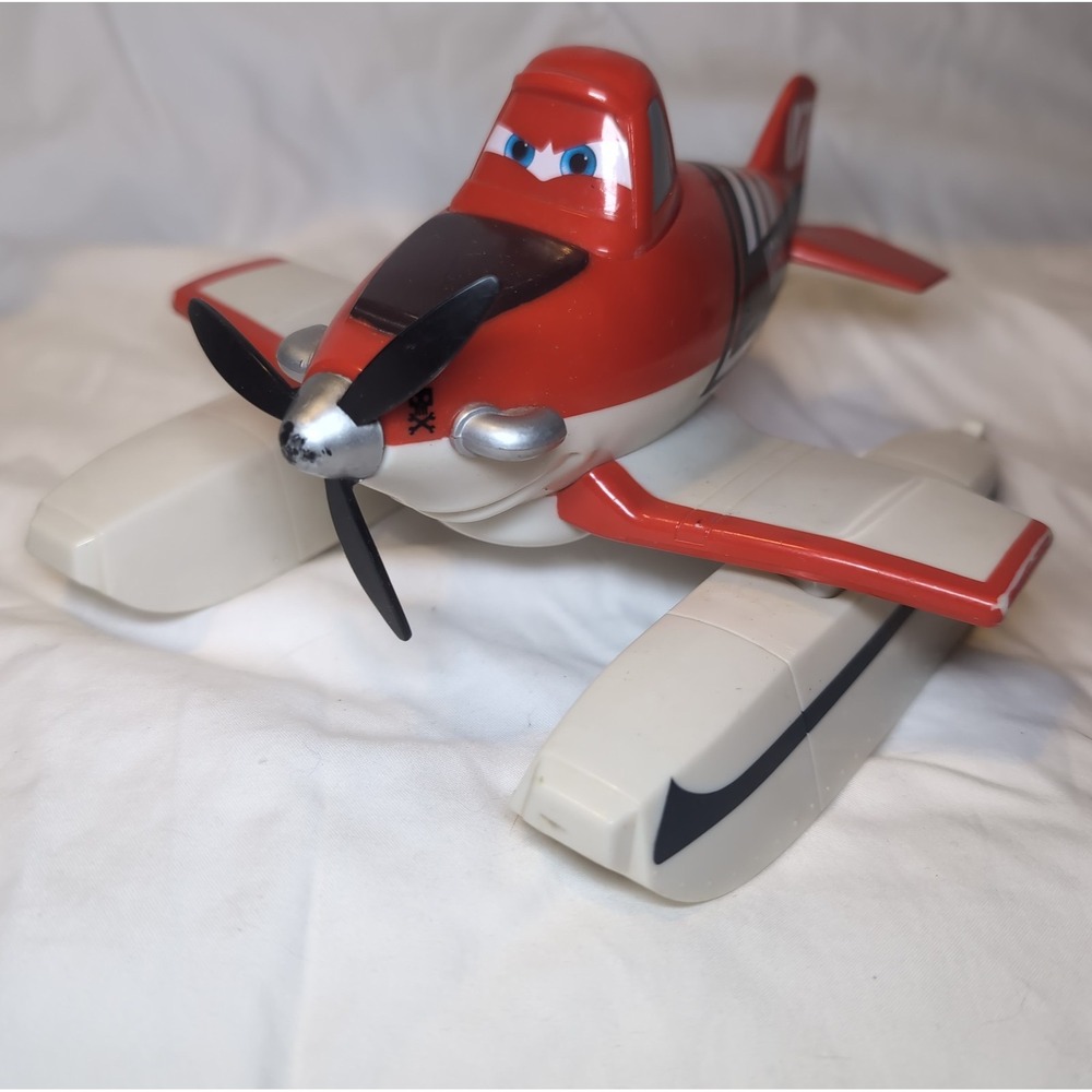 Disney Planes Fire And Rescue Scoop & Spray Firefighter Dusty 6.5" x 7" 2013